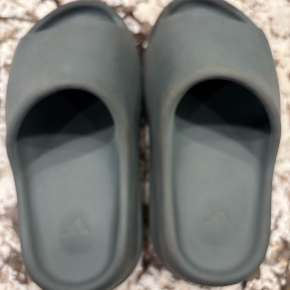 Yeezy slides 4Y